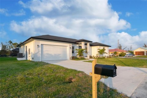 House in Port Charlotte, Florida 4 bedrooms, 237.46 sq.m. № 2123683
