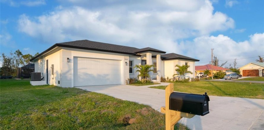 House in Port Charlotte, Florida 4 bedrooms, 237.46 sq.m. № 2123683