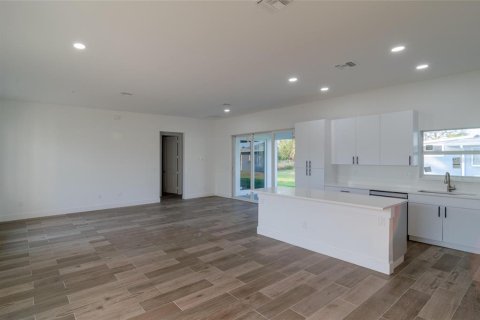 House in Port Charlotte, Florida 4 bedrooms, 237.46 sq.m. № 2123683 - photo 18