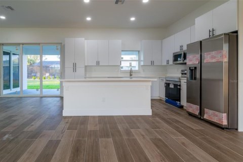 House in Port Charlotte, Florida 4 bedrooms, 237.46 sq.m. № 2123683 - photo 9