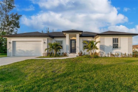 House in Port Charlotte, Florida 4 bedrooms, 237.46 sq.m. № 2123683 - photo 2
