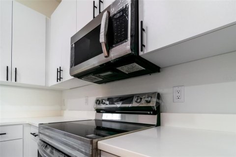 House in Port Charlotte, Florida 4 bedrooms, 237.46 sq.m. № 2123683 - photo 11