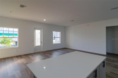 House in Port Charlotte, Florida 4 bedrooms, 237.46 sq.m. № 2123683 - photo 27