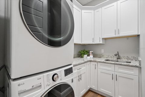 House in Sarasota, Florida 4 bedrooms, 289.86 sq.m. № 2110654 - photo 27