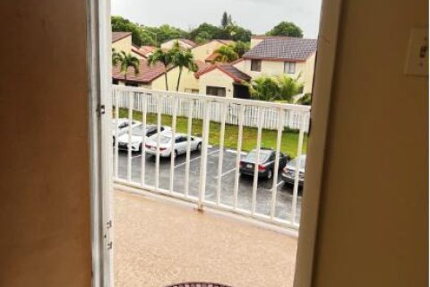 Copropriété à vendre à Atlantis, Floride: 2 chambres, 70.23 m2 № 2241970 - photo 2