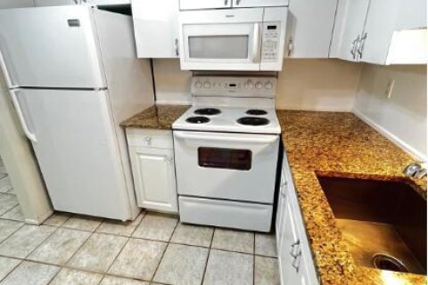 Copropriété à vendre à Atlantis, Floride: 2 chambres, 70.23 m2 № 2241970 - photo 4
