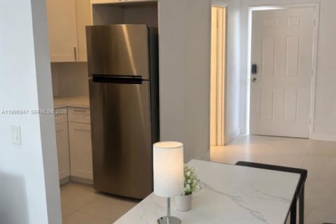 Immobilier commercial à louer à North Bay Village, Floride: 36.7 m2 № 2090507 - photo 2