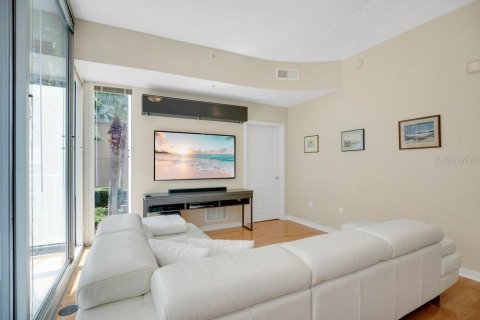 Condo in Orlando, Florida, 2 bedrooms  № 2396408 - photo 8