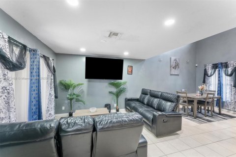 Casa en venta en Lake Worth, Florida, 3 dormitorios, 149.48 m2 № 1930142 - foto 2