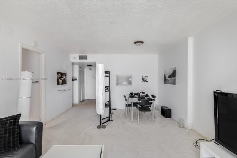 Condo in Miami Beach, Florida, 1 bedroom  № 1978371 - photo 8