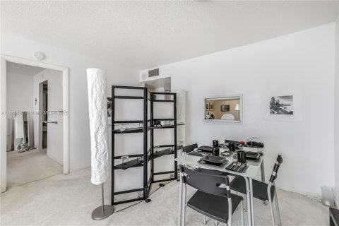 Condo in Miami Beach, Florida, 1 bedroom  № 1978371 - photo 9