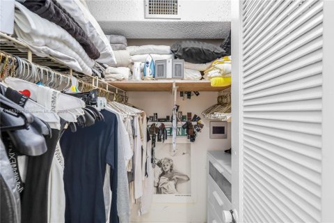 Condo in Miami Beach, Florida, 1 bedroom  № 1978371 - photo 19