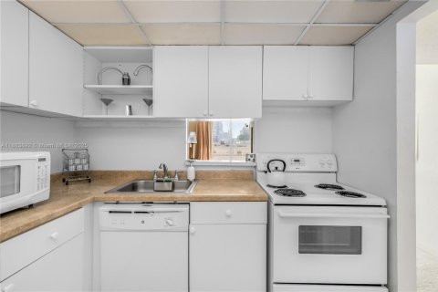 Condo in Miami Beach, Florida, 1 bedroom  № 1978371 - photo 10