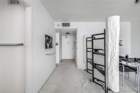 Condo in Miami Beach, Florida, 1 bedroom  № 1978371 - photo 16