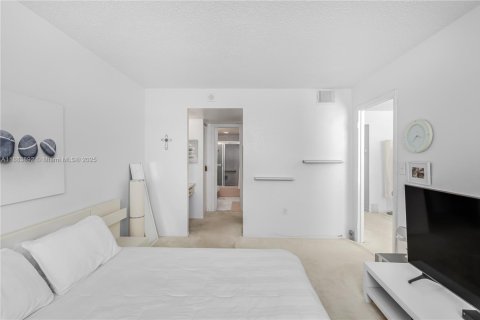 Condo in Miami Beach, Florida, 1 bedroom  № 1978371 - photo 13