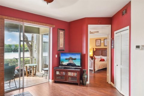 Condo in Naples, Florida, 2 bedrooms  № 1716220 - photo 10