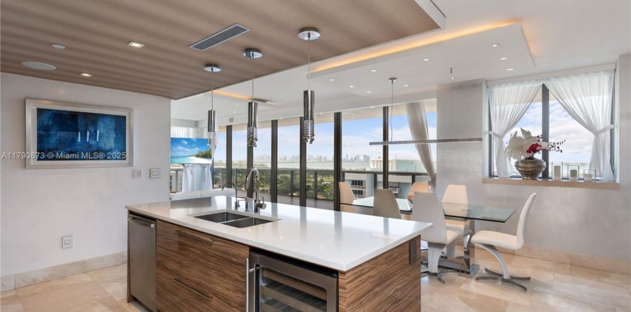 Condo in Miami Beach, Florida, 3 bedrooms № 1725887