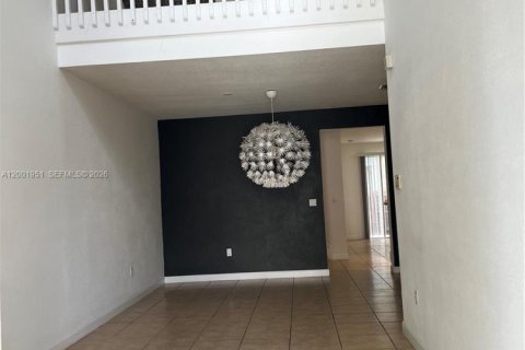 House in Doral, Florida 3 bedrooms, 185.9 sq.m. № 2066021