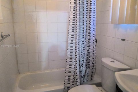 Casa en venta en Miami, Florida, 3 dormitorios, 184.69 m2 № 2057616 - foto 4