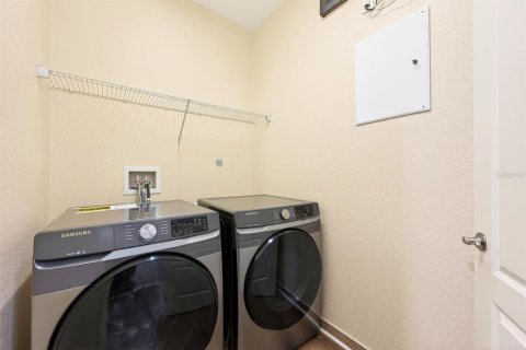 Townhouse in Orlando, Florida 4 bedrooms, 198.44 sq.m. № 2100777 - photo 14