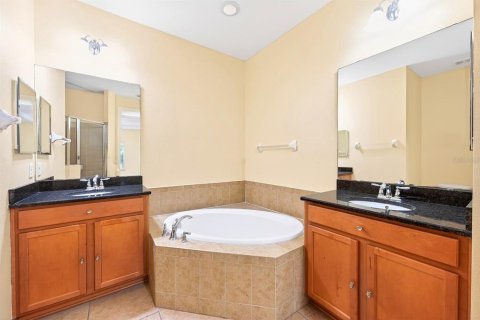 Townhouse in Orlando, Florida 4 bedrooms, 198.44 sq.m. № 2100777 - photo 12