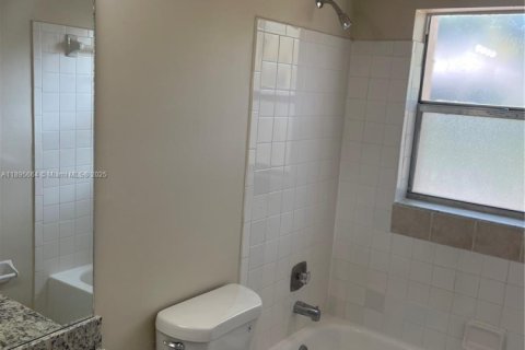 Condominio en alquiler en Coral Springs, Florida, 2 dormitorios, 68.75 m2 № 1947740 - foto 9