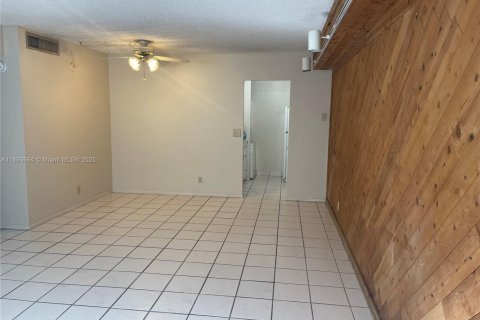 Condominio en alquiler en Coral Springs, Florida, 2 dormitorios, 68.75 m2 № 1947740 - foto 6