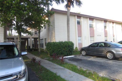 Condominio en alquiler en Coral Springs, Florida, 2 dormitorios, 68.75 m2 № 1947740 - foto 1