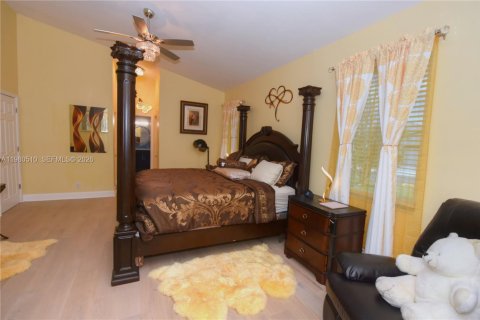 House in Tamarac, Florida 3 bedrooms, 199.28 sq.m. № 2043914 - photo 4