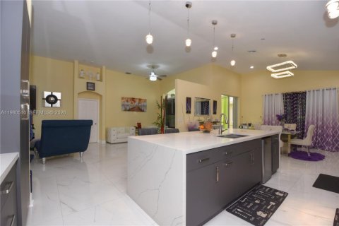 House in Tamarac, Florida 3 bedrooms, 199.28 sq.m. № 2043914 - photo 13