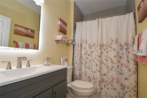 House in Tamarac, Florida 3 bedrooms, 199.28 sq.m. № 2043914 - photo 28