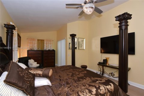 House in Tamarac, Florida 3 bedrooms, 199.28 sq.m. № 2043914 - photo 18
