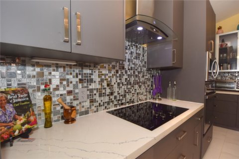 House in Tamarac, Florida 3 bedrooms, 199.28 sq.m. № 2043914 - photo 14