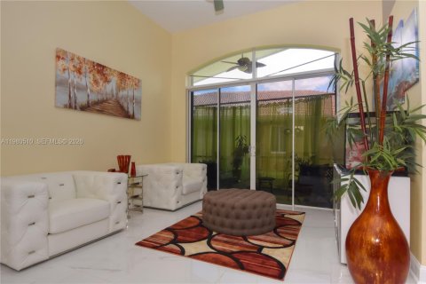 House in Tamarac, Florida 3 bedrooms, 199.28 sq.m. № 2043914 - photo 10