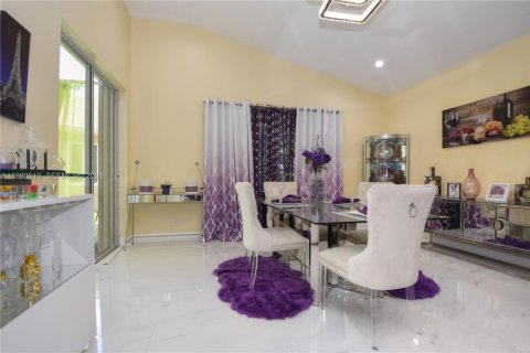 House in Tamarac, Florida 3 bedrooms, 199.28 sq.m. № 2043914 - photo 3