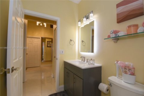 House in Tamarac, Florida 3 bedrooms, 199.28 sq.m. № 2043914 - photo 29