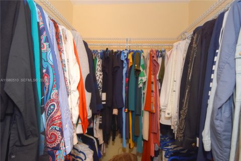 House in Tamarac, Florida 3 bedrooms, 199.28 sq.m. № 2043914 - photo 24