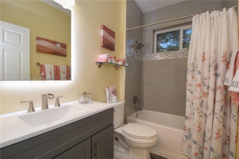 House in Tamarac, Florida 3 bedrooms, 199.28 sq.m. № 2043914 - photo 7