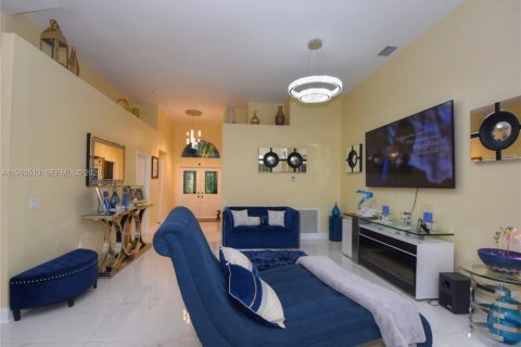 House in Tamarac, Florida 3 bedrooms, 199.28 sq.m. № 2043914 - photo 2