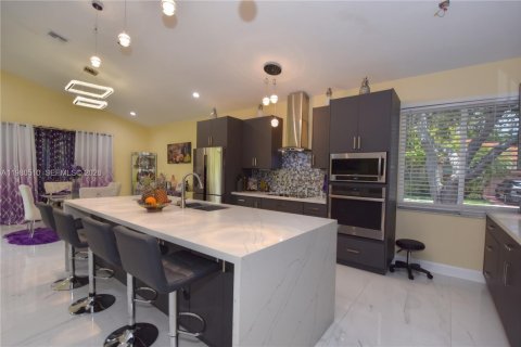 House in Tamarac, Florida 3 bedrooms, 199.28 sq.m. № 2043914