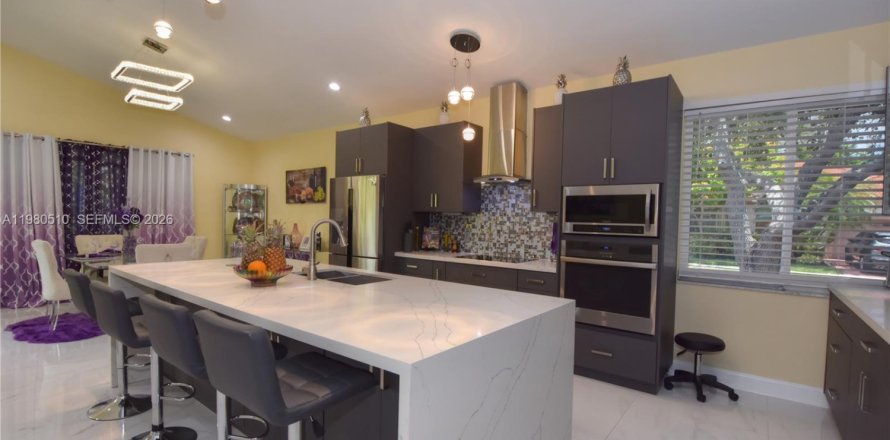 House in Tamarac, Florida 3 bedrooms, 199.28 sq.m. № 2043914