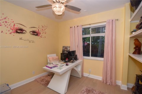 House in Tamarac, Florida 3 bedrooms, 199.28 sq.m. № 2043914 - photo 25