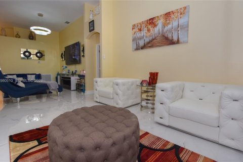 House in Tamarac, Florida 3 bedrooms, 199.28 sq.m. № 2043914 - photo 11