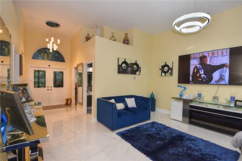 House in Tamarac, Florida 3 bedrooms, 199.28 sq.m. № 2043914 - photo 9