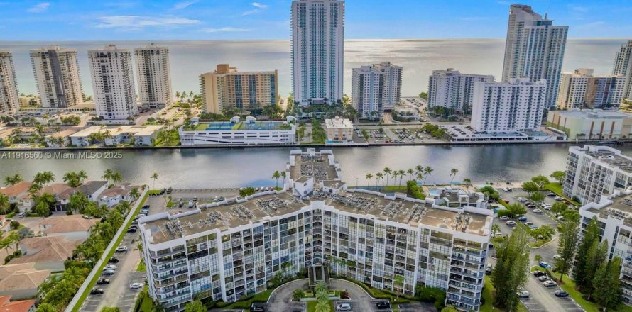 Кондоминиум с 1 спальней в Халландейл-Бич, Флорида № 1973438