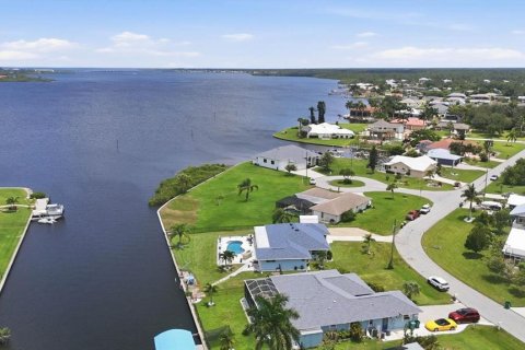 Villa ou maison à vendre à Port Charlotte, Floride: 3 chambres, 171.13 m2 № 2266978 - photo 4