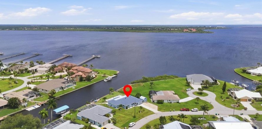 Villa ou maison à Port Charlotte, Floride 3 chambres, 171.13 m2 № 2266978