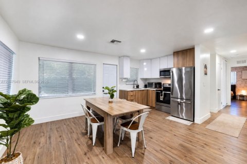 House in Fort Lauderdale, Florida 3 bedrooms, 132.29 sq.m. № 2426418 - photo 3