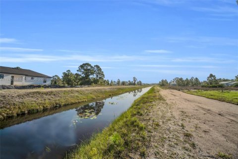 House in Lehigh Acres, Florida 3 bedrooms № 2040936 - photo 28