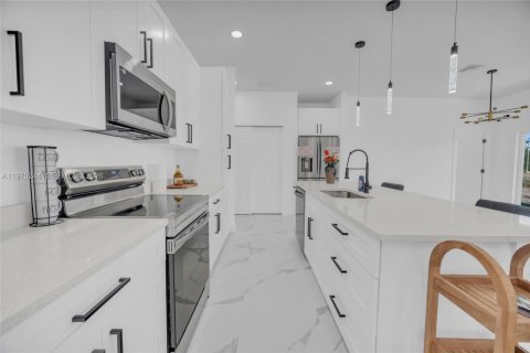 House in Lehigh Acres, Florida 3 bedrooms № 2040936 - photo 10